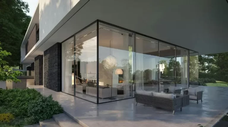 Maison avec de grandes fenêtres sur mesure